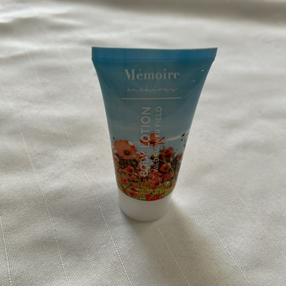Memoirs Archives body lotion Wild Flower Fields 30 ML/ 1 oz. - Picture 5 of 9
